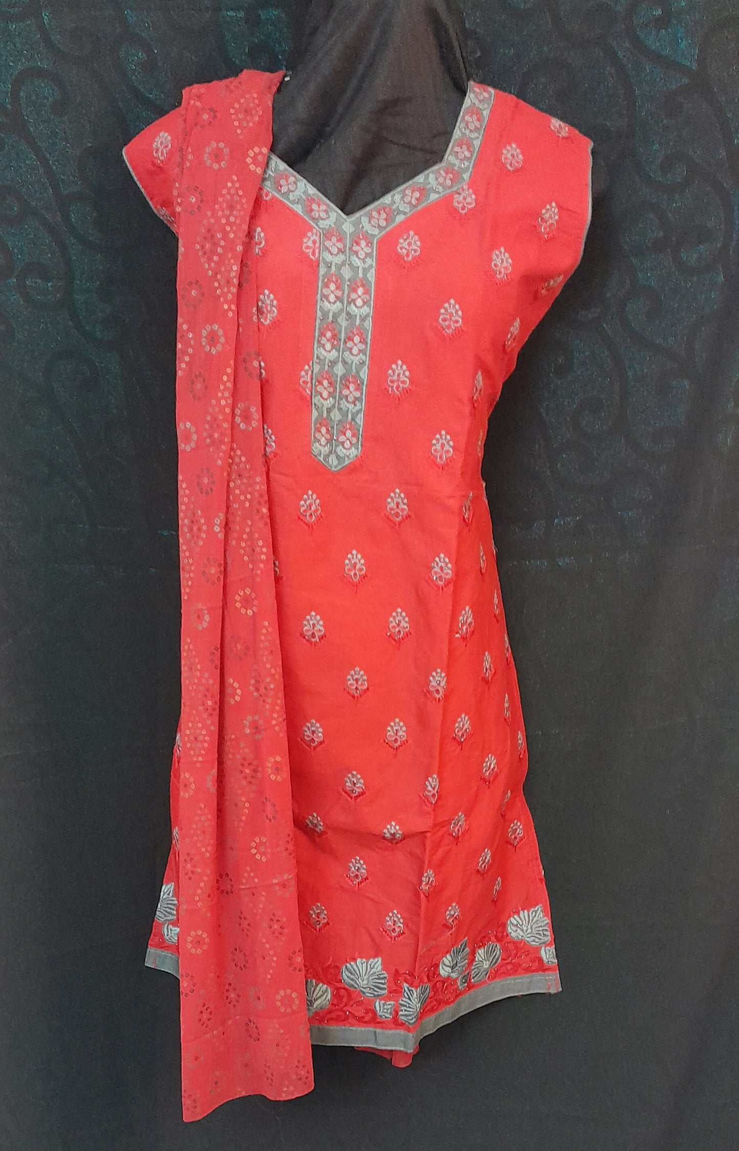 Women's Straight Fit Embroidered Salwar With Badhini Dupatta & Plain Bottom - Size ( XL)